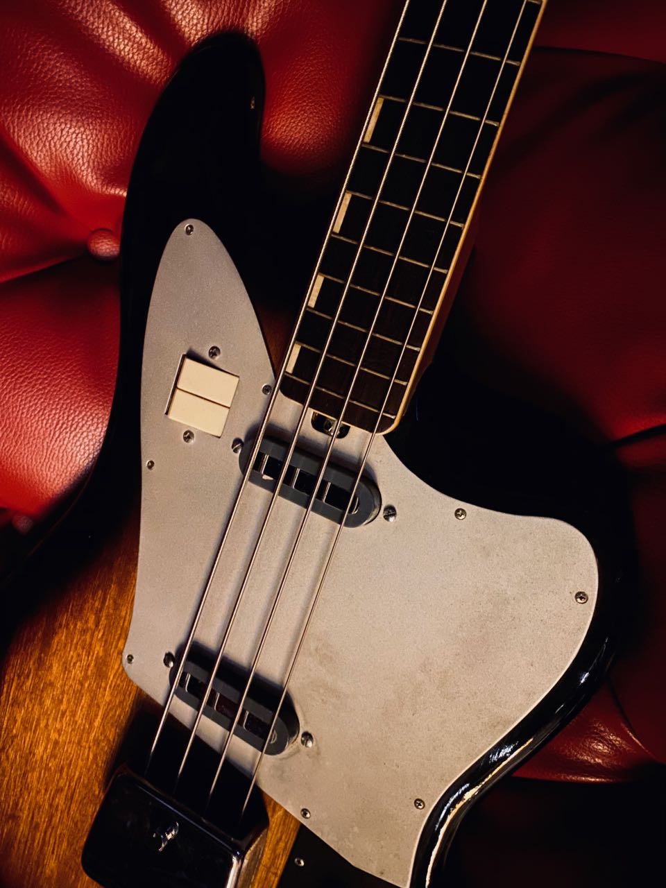 ビザールの襲来！？ ＠ Teisco NB-4 | 小さなギター屋さんBlog