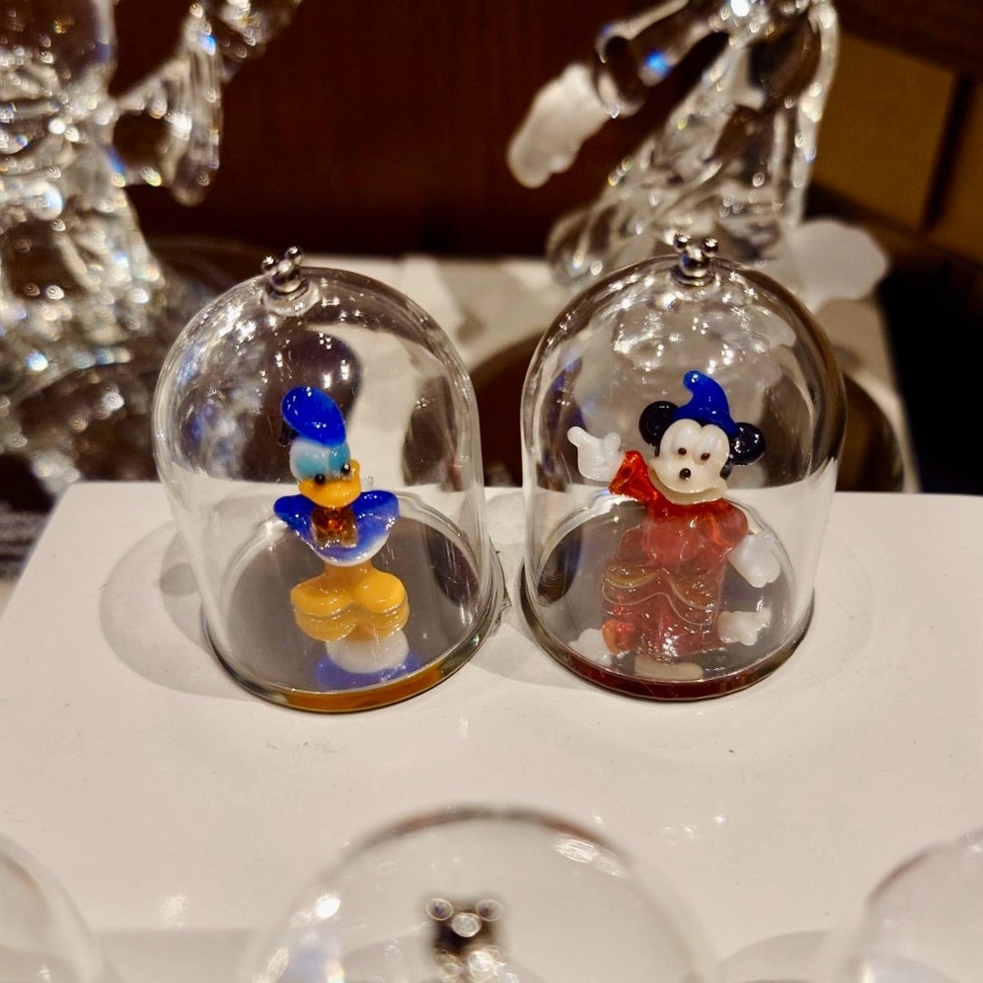 東京ディズニーランド ドームに入った小さなガラスフィギュア販売中