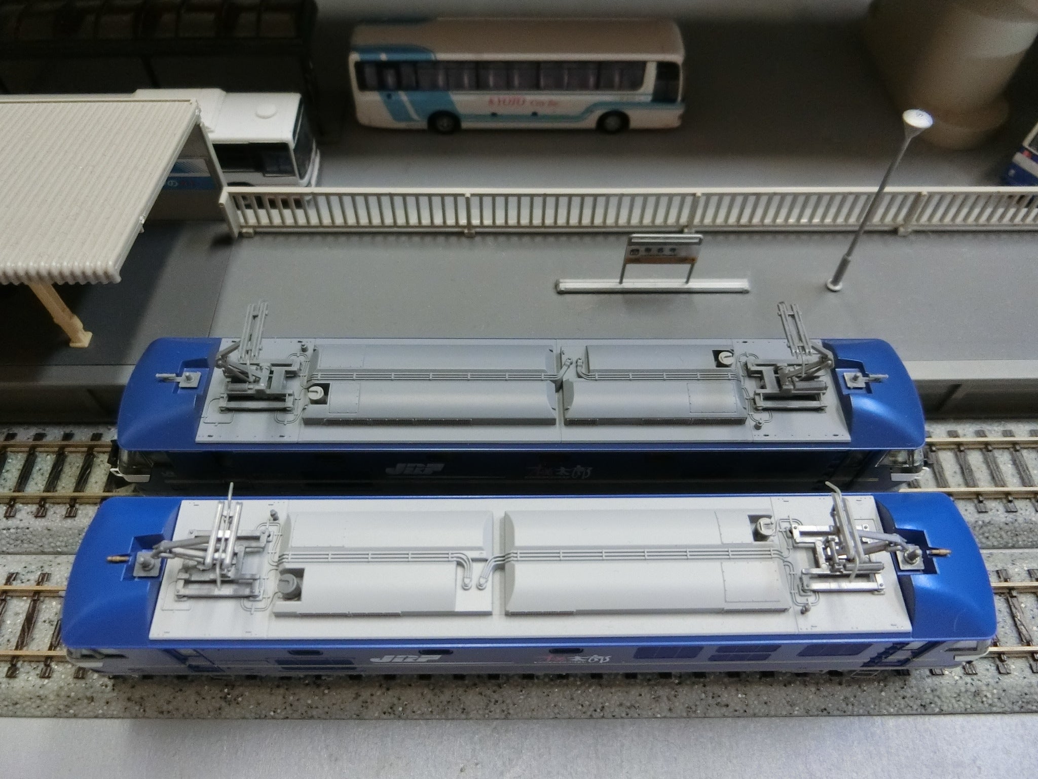 KATOとTOMIXのEF210ー300番台を比較すると