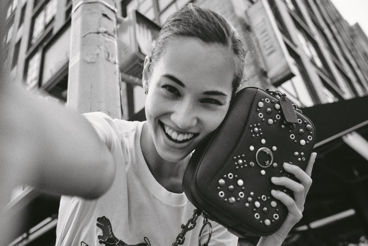 コーチが、水原希子とのコラボレーション第2弾を日本限定で発売