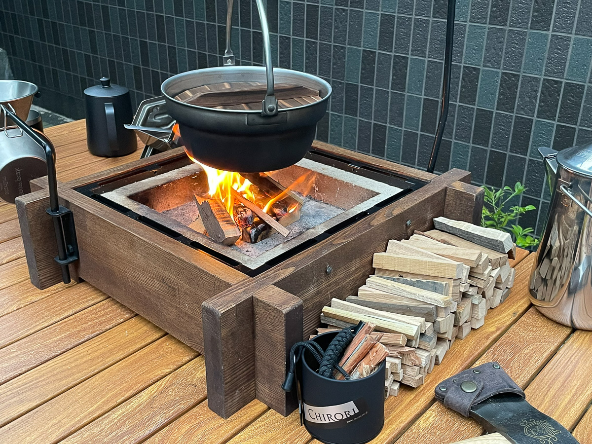 風情ありすぎ！ 炭火焚き火OKのリアルガチな卓上