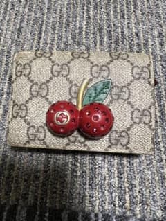 Gucci チェリー装飾 二つ折り財布 - メルカリ