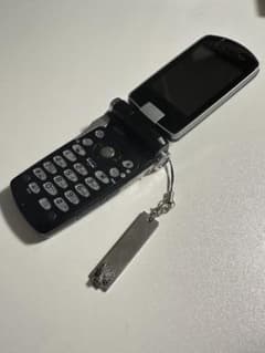 美品FOMA P900iV 携帯電話 クラウド ブラック アドベントチルドレン