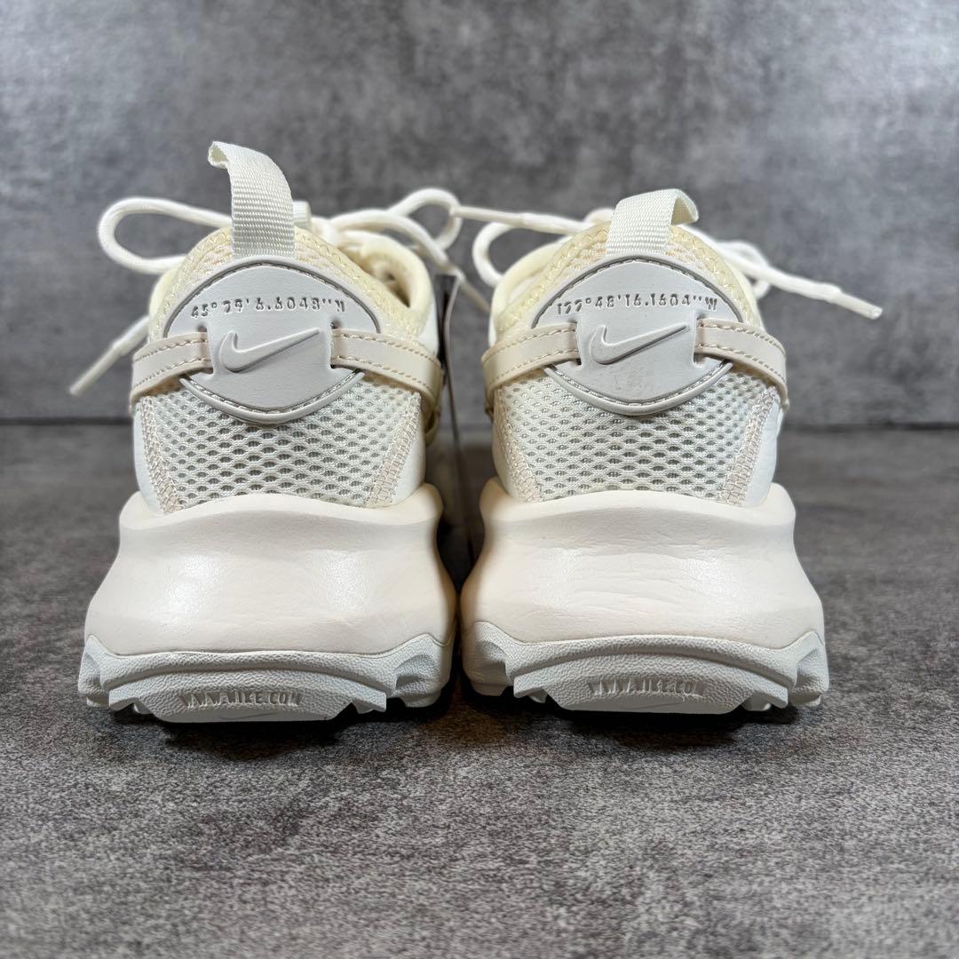 極美品　NIKE ナイキ　TC7900 ウィメンズ　スニーカー　23.5cm