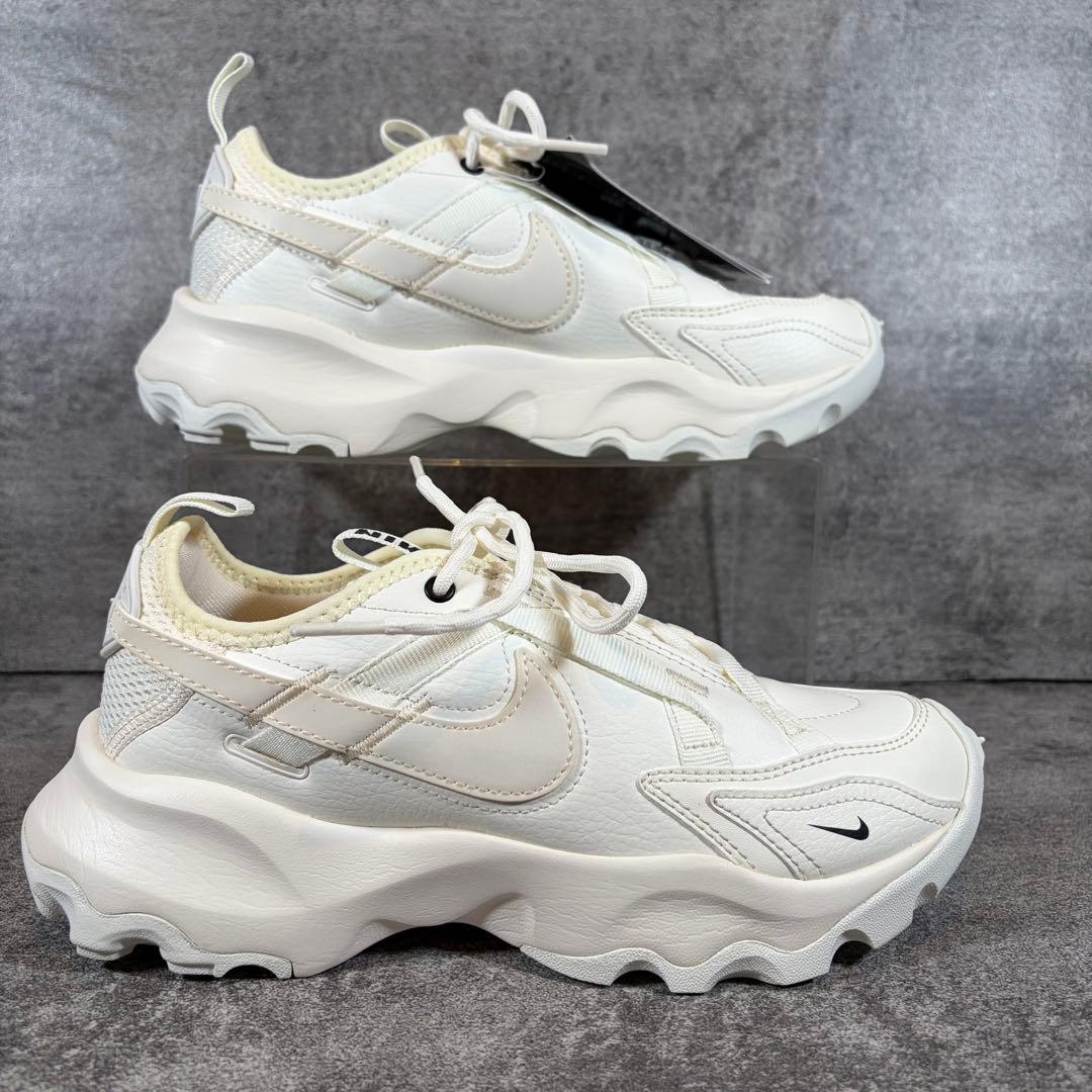 極美品　NIKE ナイキ　TC7900 ウィメンズ　スニーカー　23.5cm