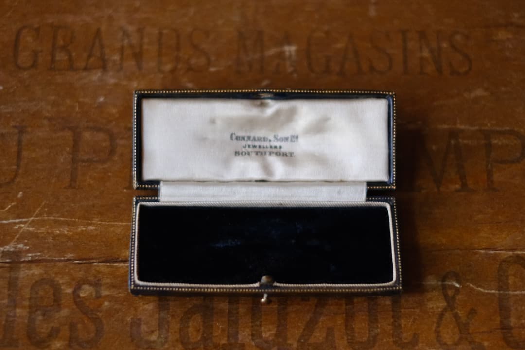 イギリスアンティーク｜ジュエリーボックス（30） イギリスから届いたアンティークボックス、とっても華やかなジュエリー