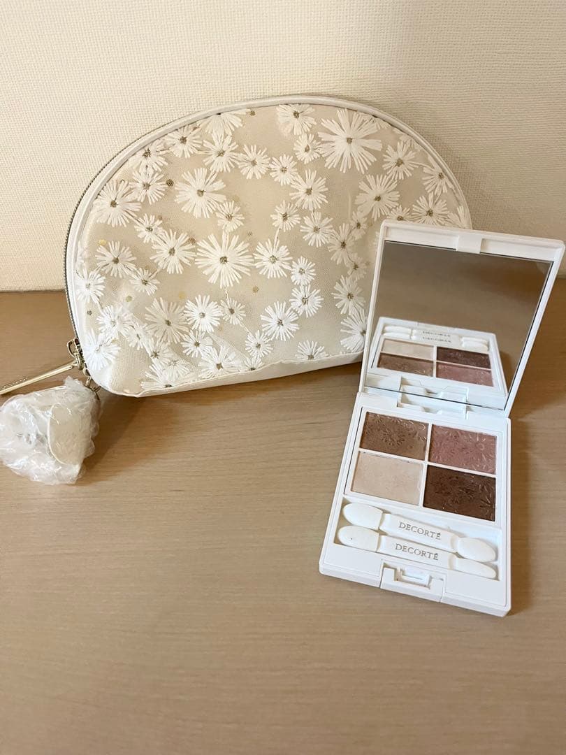 コスメデコルテ クリスマスコフレ2024 (ポーチ、アイシャドウ2点