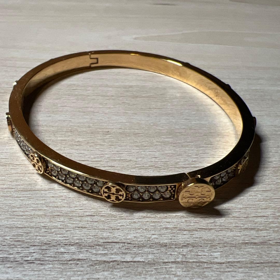 トリーバーチ　アイコン パヴェ スタッズ ヒンジブレスレット 5mm アイコン スタッズ カフ: レディース ブレスレット | Tory Burch JP
