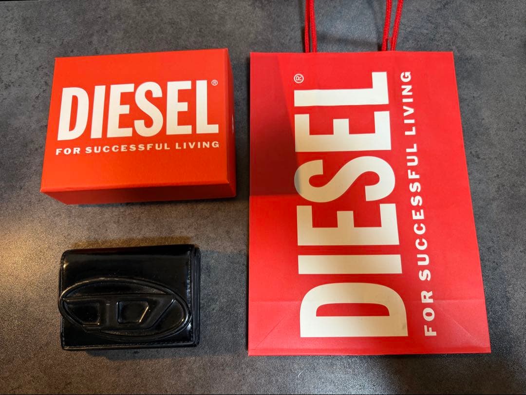 DIESEL ブラック　ミラーレザー 三つ折り財布 DIESEL】三つ折りウォレット（MEN）｜ディーゼル公式オンラインストア