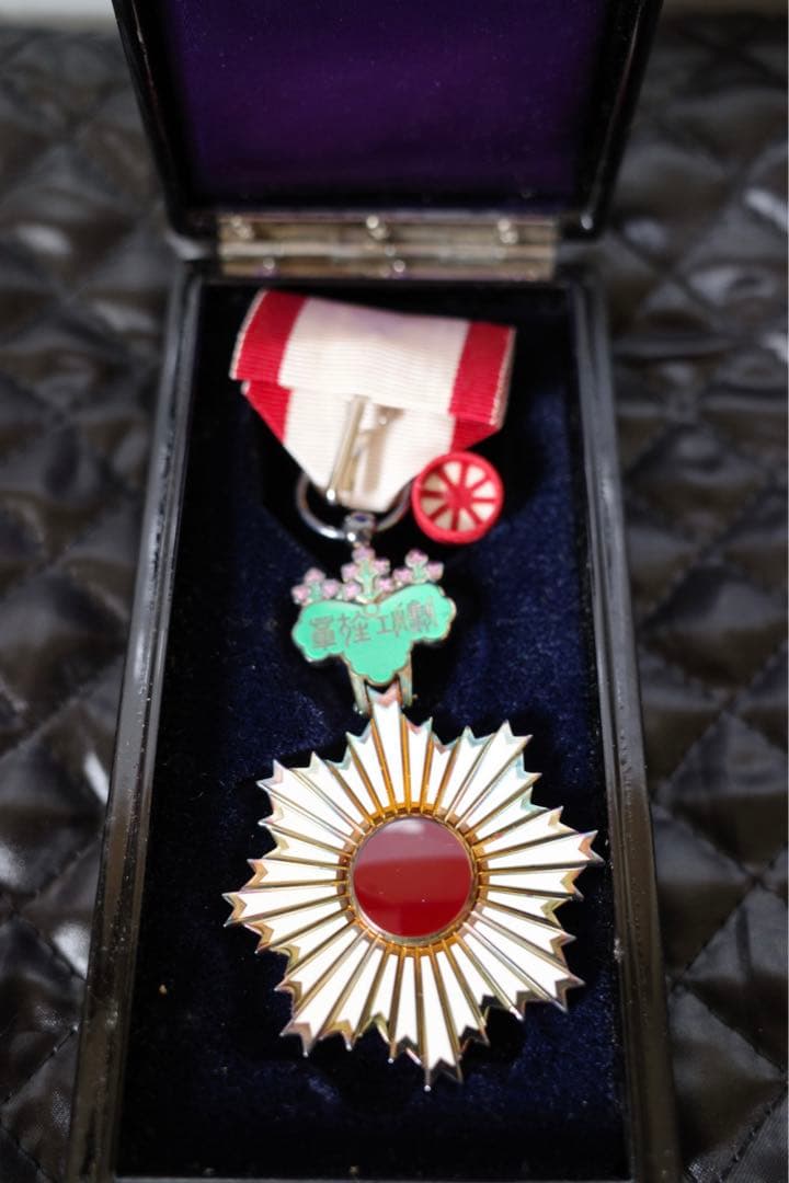 勲章】勲五等双光旭日章 勲章共箱付 旧日本軍 コレクション 現状品
