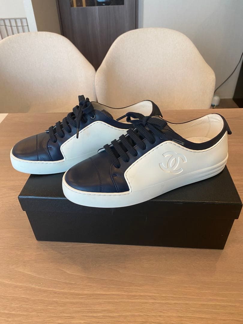 専用になります✨値下げ正規品CHANEL ココマークレザー スニーカー39白&紺 CHANEL シャネル クラシック スニーカー ココマーク 35 22 5cm相当