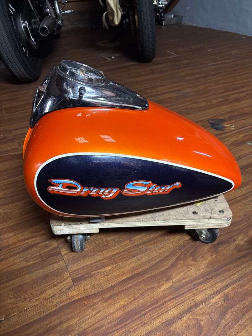 ドラッグスター400 ガソリンタンク　4TR ヤマハ発動機 ドラッグスター400 タンク 黒 ヤマハ 純正 中古 バイク