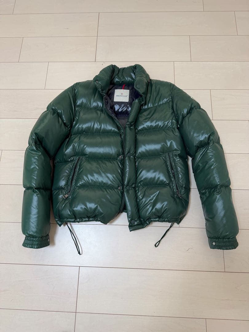 ル*〜様 MONCLER グリーン ショートダウンジャケット Emerald Green Parana Hooded Short Down Jacket - Short Down Jackets