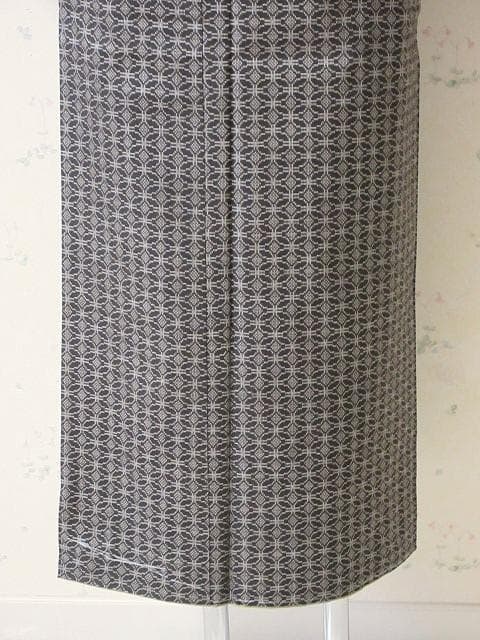 本場泥大島紬証明書：美品：七宝つなぎ模様：こげ茶：袷着物：しつけ糸