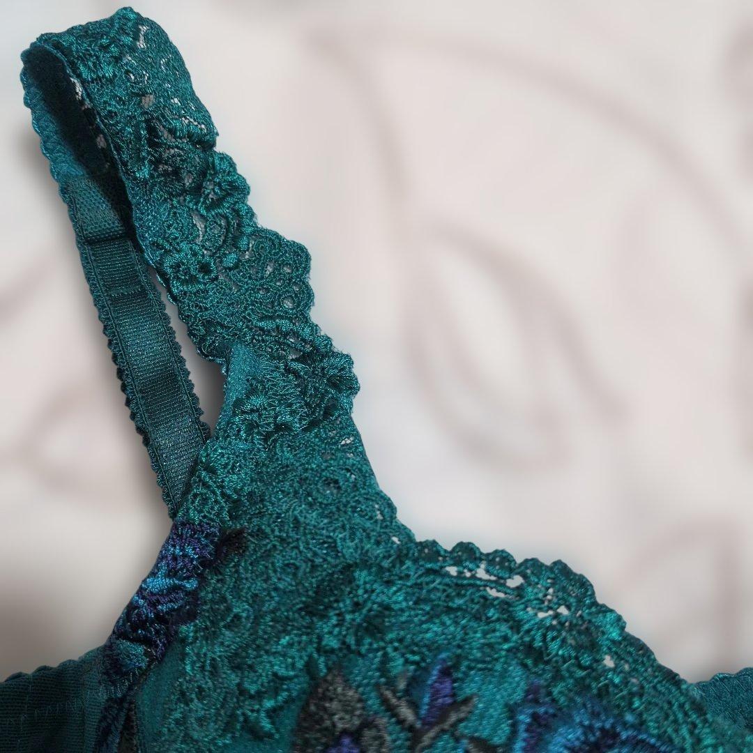 スタディオファイブ 緑 花柄刺繍ブラ・Tバック・ガーターベルト3点