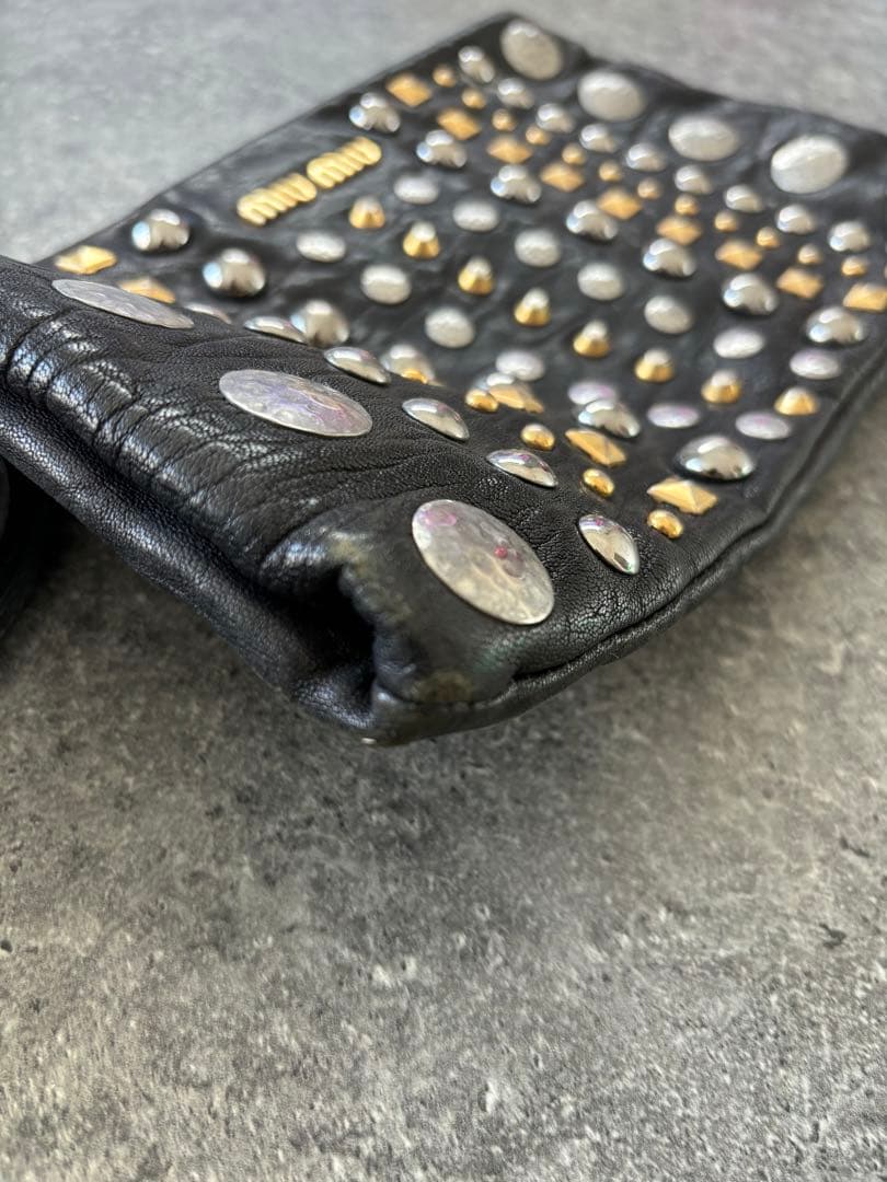 超希少ミュウミュウMIU MIUスタッズクラッチバッグレアレザー