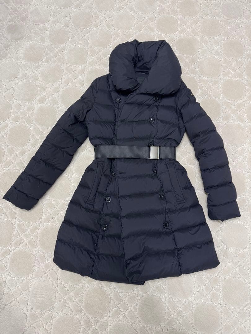 TATRAS 黑ダウンジャケット ベルト付き TATRAS（タトラス）の「TATRAS ベルト付きダウンコート（ダウン