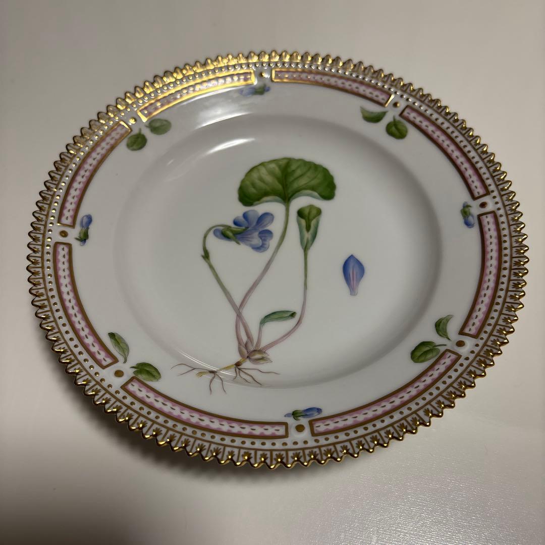 楽しい☆ロイヤルコペンハーゲン フローラダニカ プレート 17cm ロイヤル コペンハーゲン＞「フローラ ダニカ」の世界 | 三越伊勢丹