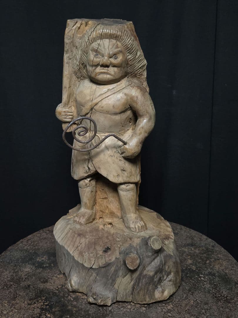 荒々しい木彫りの不動明王に鉄の小物を持たせたアーティストオブジェ骨董 二代目不動明王立像 制作実績 | 京都の仏師【我休】GAKYU by 宮本工藝
