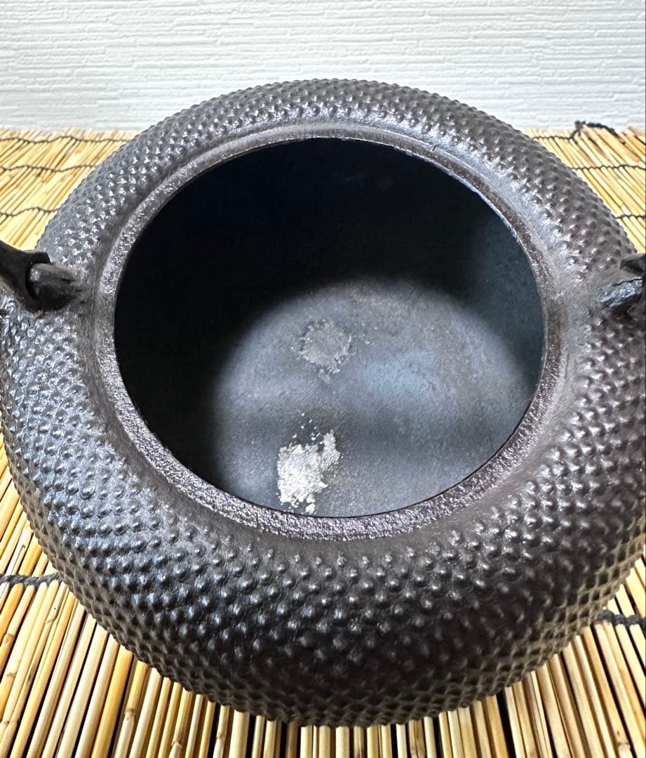 未使用品、木箱、黄布、南部鉄器検査証付 南部薫山工房造 鐡鉢型霰