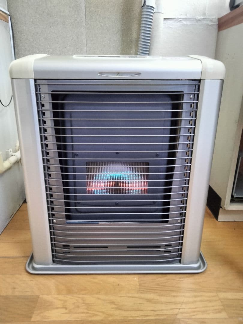 サンポットFF石油ストーブゼータス！品番「FFR‐561SX」2009年式中古品 サンポットFF石油ストーブゼータス！品番「FFR‐561SX」2009年式中古品