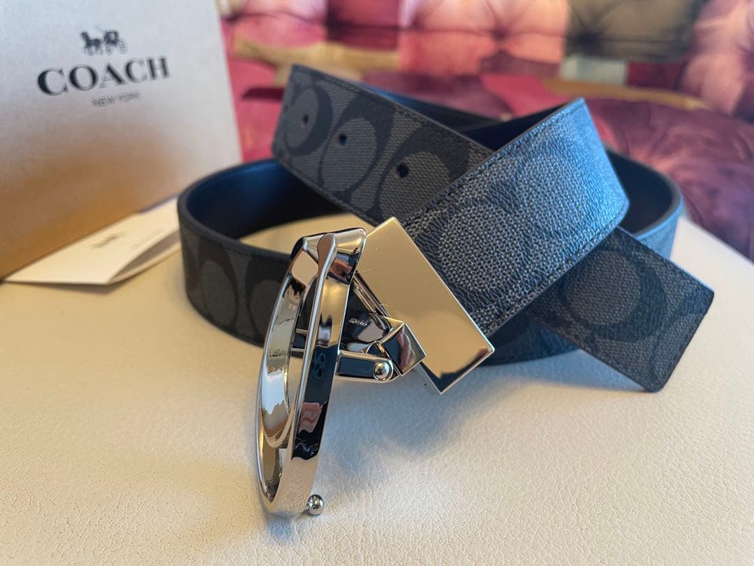 新品COACH シグネチャーフリーサイズリバーシブルベルトギフト箱付き