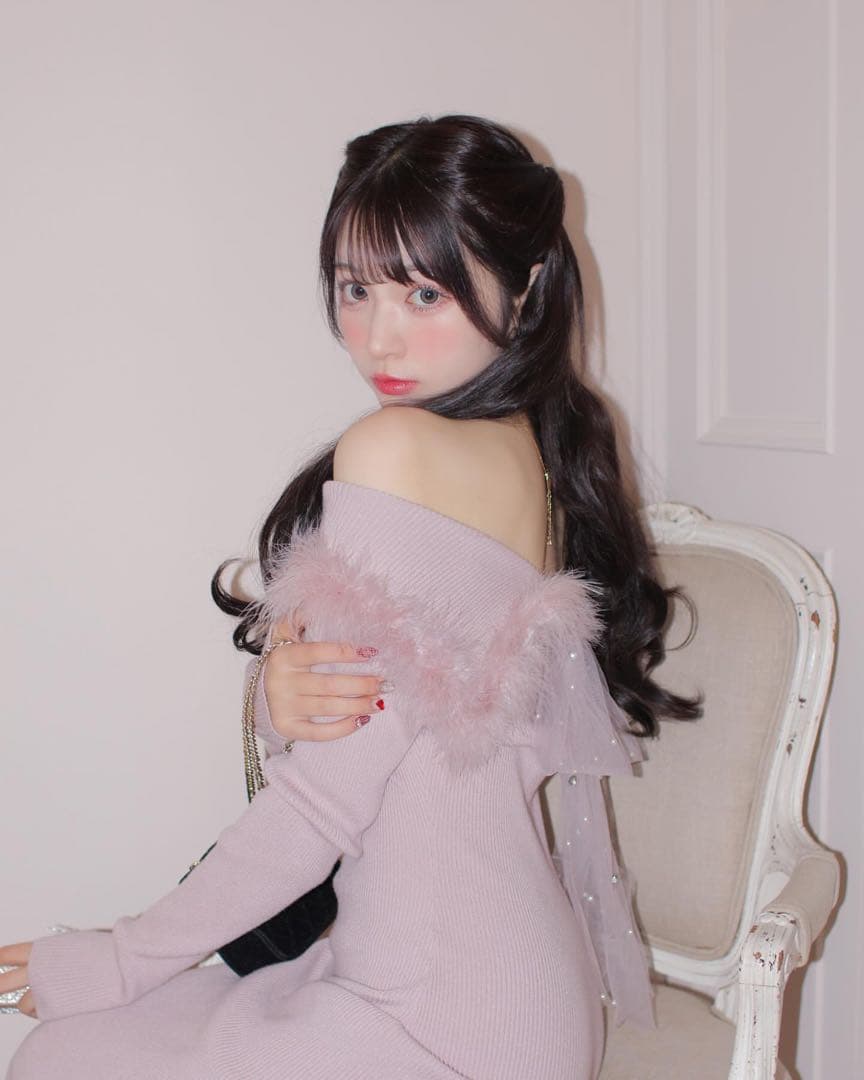 M me eme オフショルフェザーロングニットワンピース - メルカリ