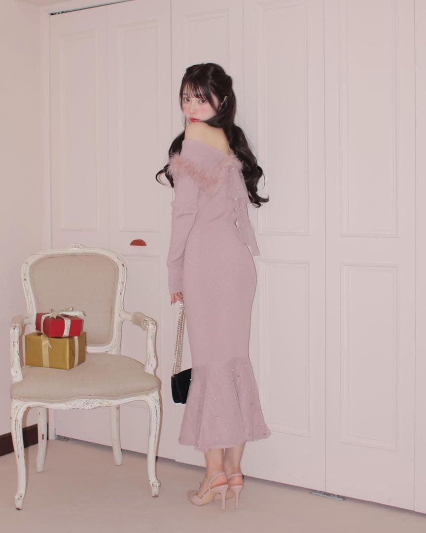 M me eme オフショルフェザーロングニットワンピース - メルカリ