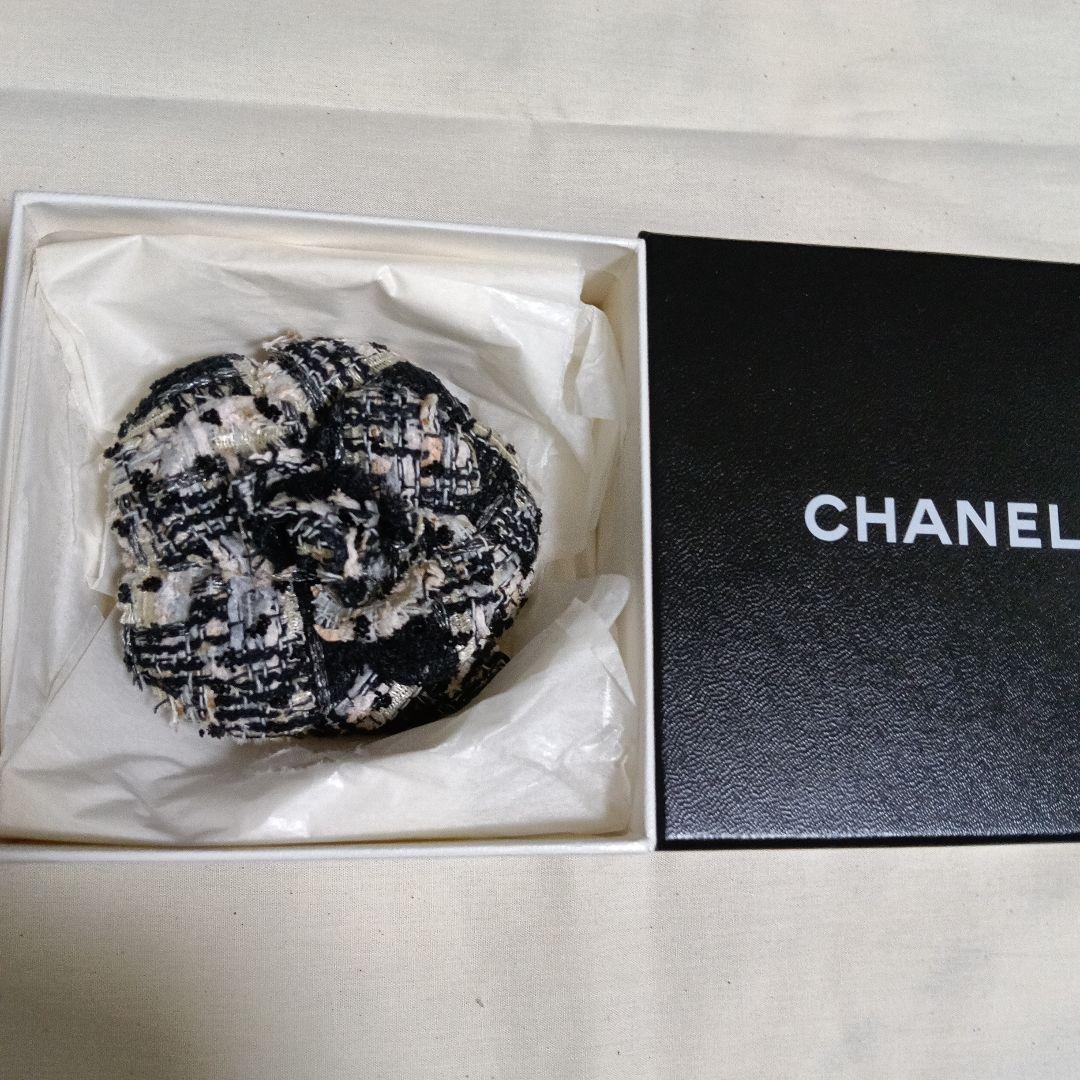 CHANEL ツイードコサージュ ブラック・ホワイト コート - コットン ツイード、ブラック、ホワイト & ゴールド