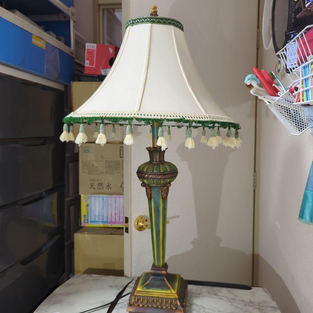 (輸入商品）アンティーク フロア スタンド ホワイトスタンドが可愛いアンティーク照明、白いシェードのフロア