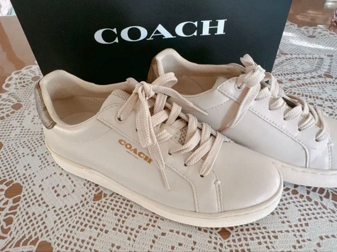 COACH ベージュ スニーカー COACH（コーチ）の「ハイ ライン スニーカー・シグネチャー キャンバス