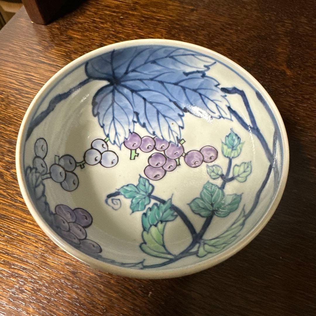 佐藤走波(六代)染錦. 葡萄文. 中鉢 六代 佐藤走波 染錦花文 山水鉢 共箱付 有田焼 / The Sixth Sato Souha