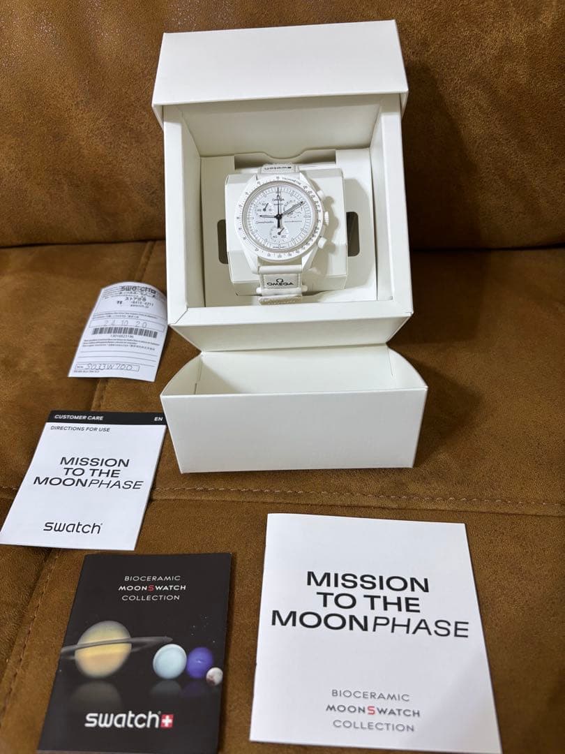 オメガ　スウォッチ　スヌーピー コラボ　ホワイト スヌーピーとコラボしたホワイトカラーのムーンスウォッチが登場