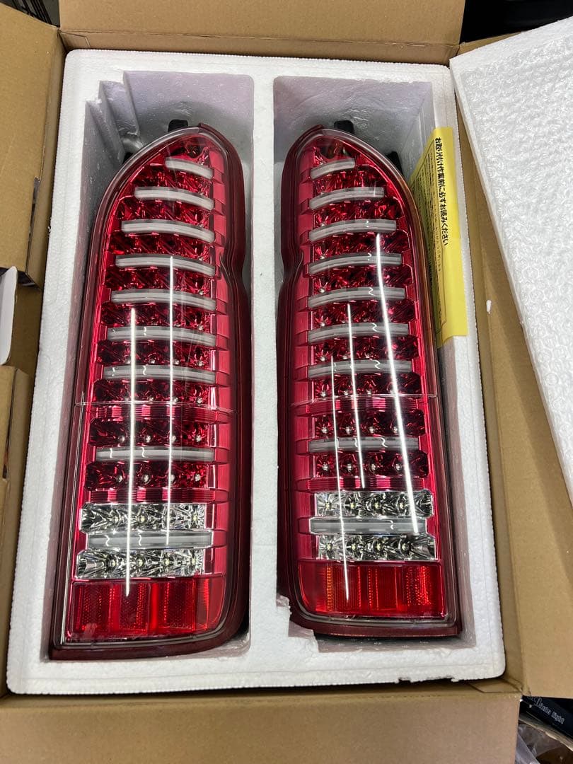 ハイエース 200系 LEDテールライト レッド ヴァレンティ ヴァレンティ（VALENTI） TT200HR3-HC-4 ジュエルLEDテールランプ REVO