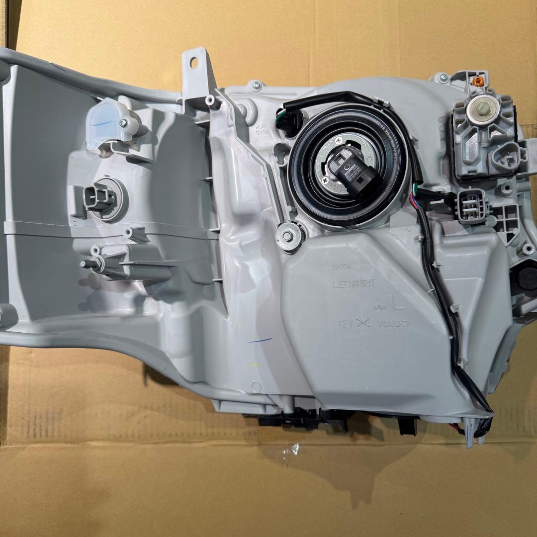 新品未使用【ハイエース】200系8型 純正LEDヘッドライト左右 新車外し