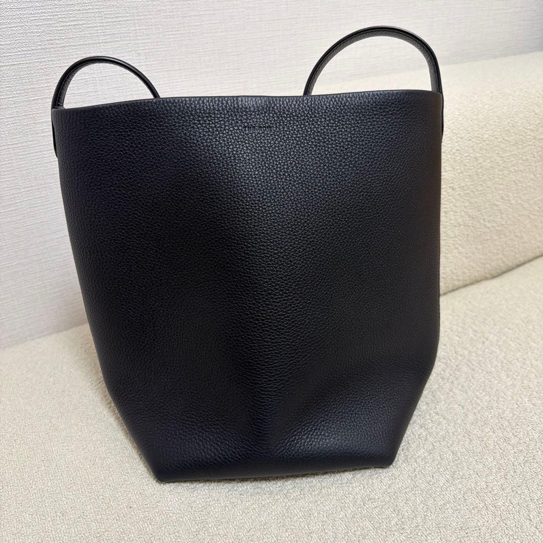 THE ROW パークトート ザ・ロウのパークトート」が通勤ママの味方！大容量＆ミニマルが使える