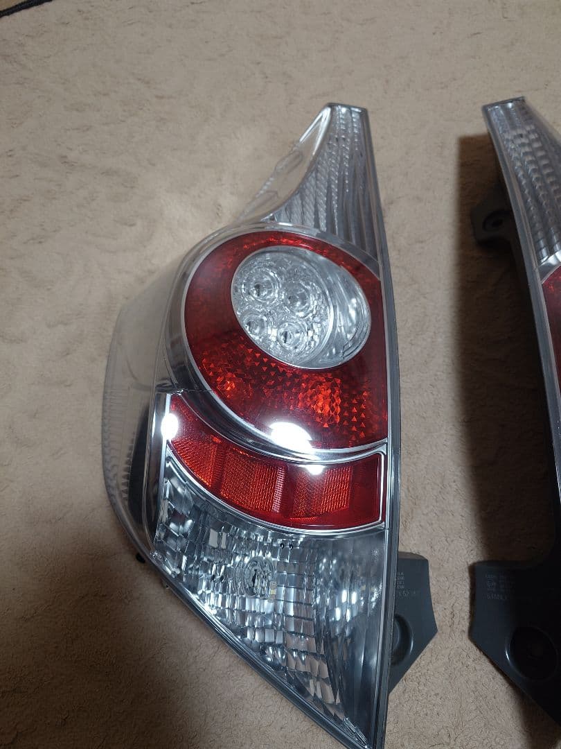 【いっちぃ】 アクア テールランプ【左側】 アクア DAA-NHP10 左テールランプ 81561-52694 350212 : クラウン2号店