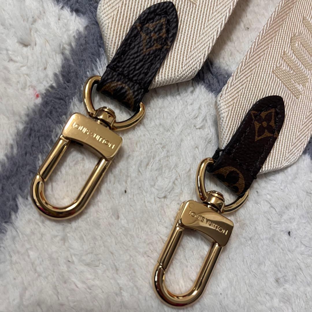 LOUIS VUITTON ロゴ入りストラップ - メルカリ