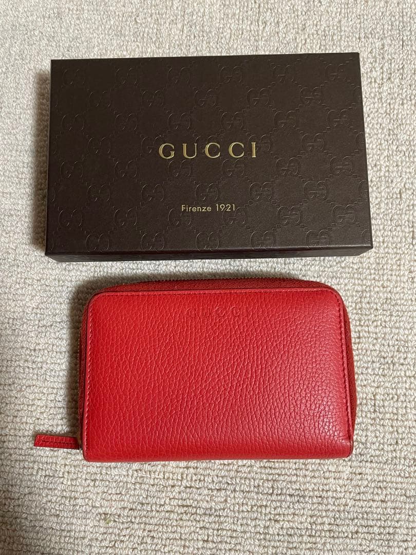GUCCI レッド二つ折り財布 - メルカリ