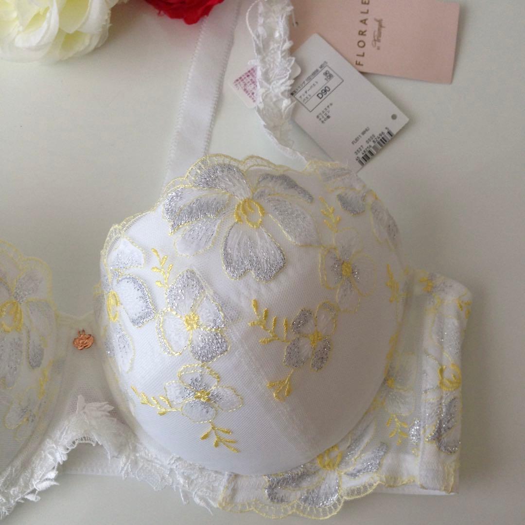 トリンプ フロラーレ 611 花刺繍 胸寄せブラジャー D90 ホワイト