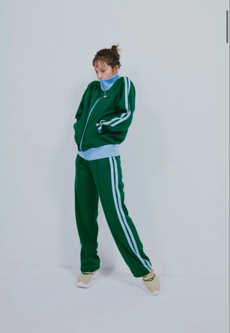 清野菜名 × BEAMS / 別注 ライン ジャージ セットアップ 女優・清野菜名と〈Ray BEAMS〉のコラボレーション第2弾！｜BEAMS
