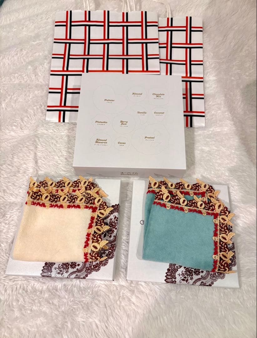 ユーハイム 近沢レース ハンカチ2枚セット＋クッキー1缶 ユーハイム×近沢レース店 老舗同士のコラボレーション！ビスケット缶