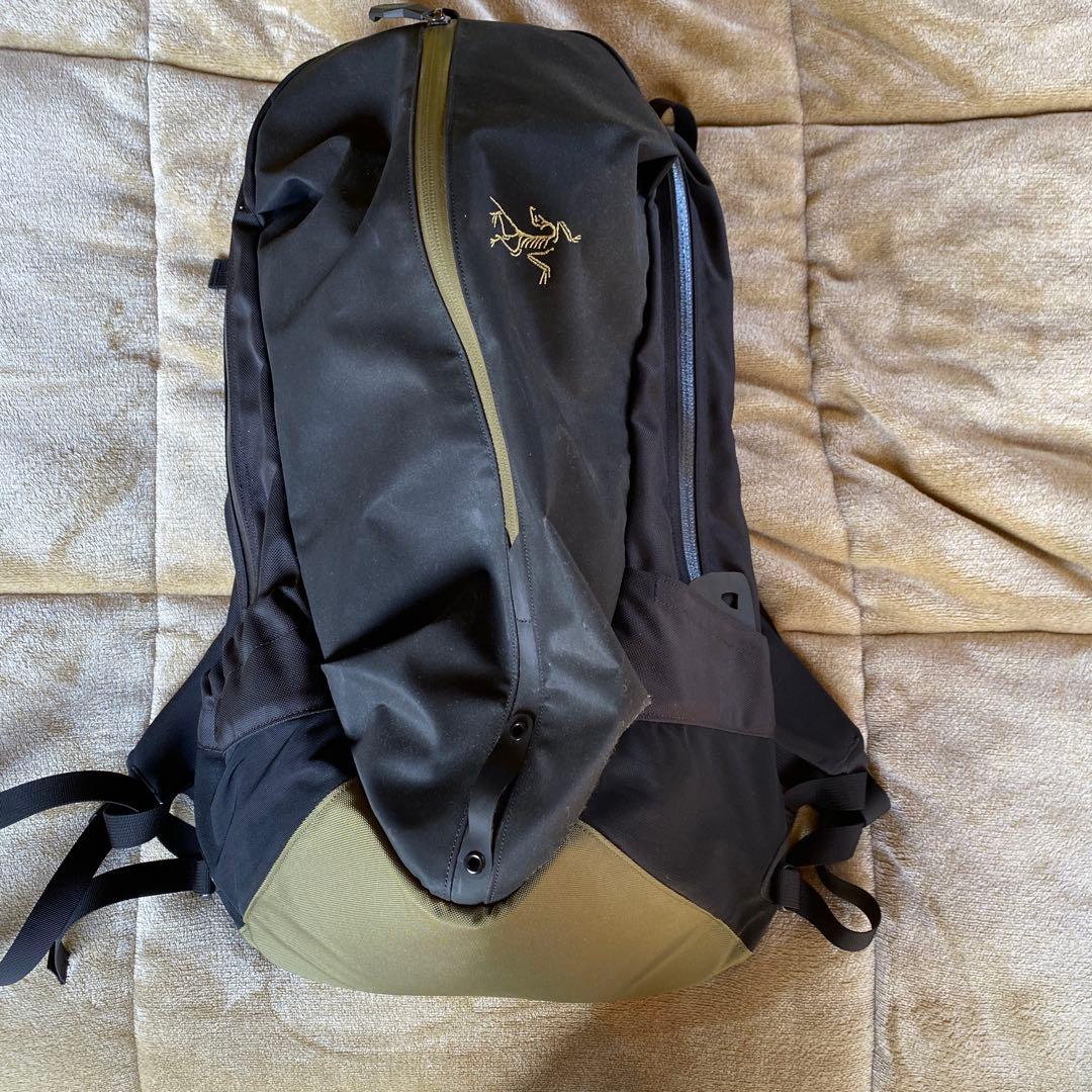 Arc'teryx バックパック 黒/オリーブグリーン - メルカリ