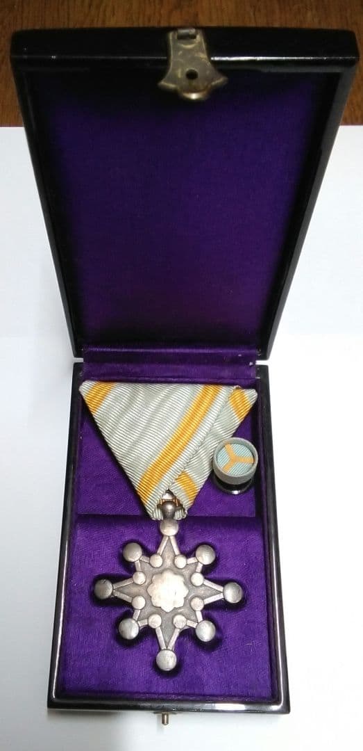 大日本帝国 日本軍 勲八等瑞宝章 勲章 共箱つきアンティーク - メルカリ