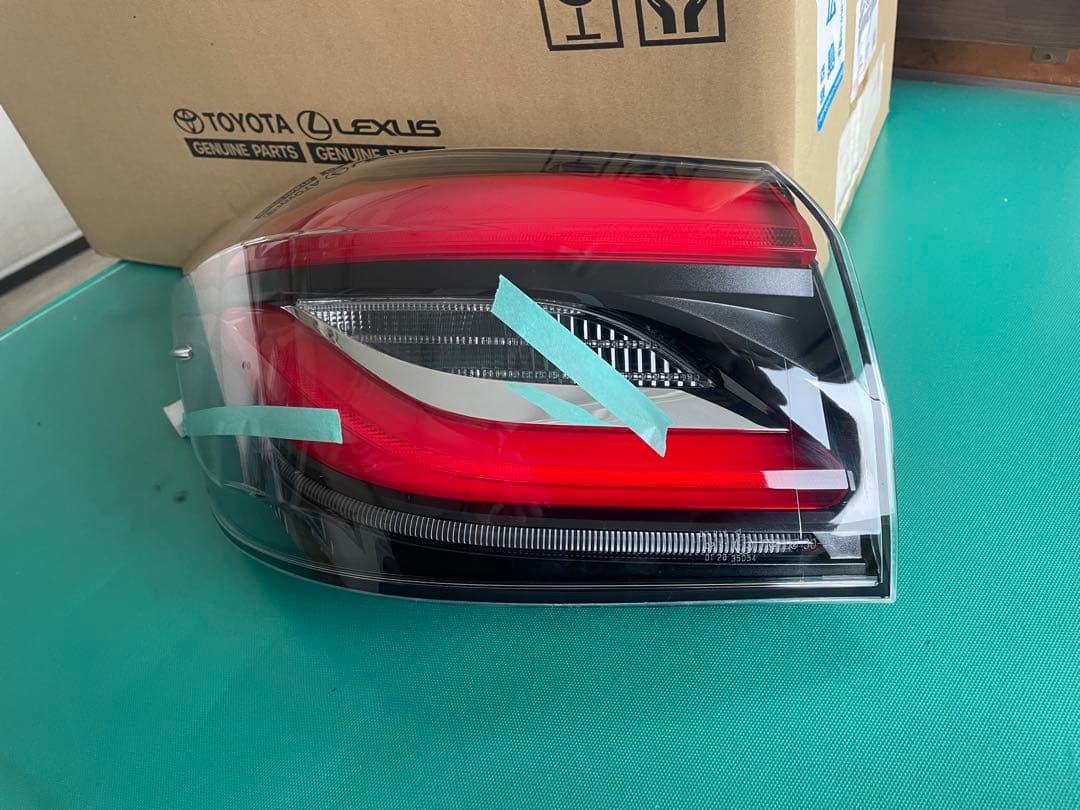 トヨタ クラウンAZSH20 左テールランプ クラウン スポーツ AZSH36W 純正 左 テールランプ/ライト/レンズ LED