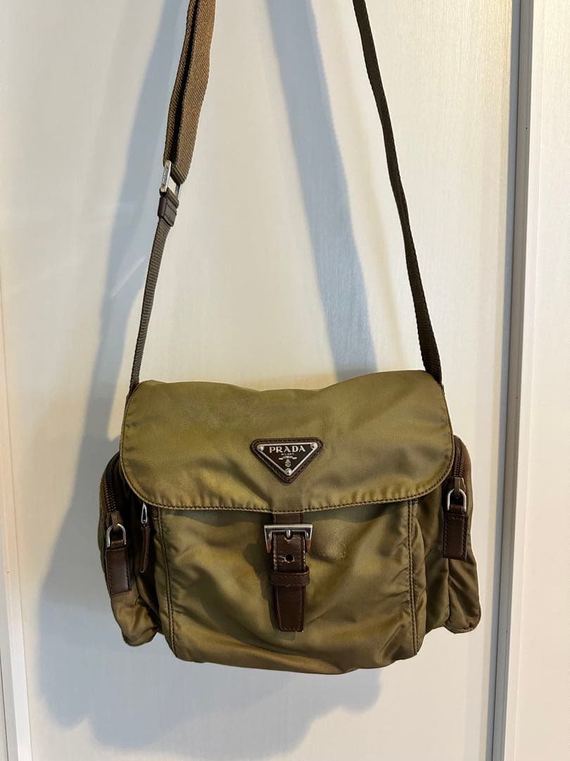 PRADA オリーブグリーン ショルダーバッグ PRADA(プラダ) サフィアーノレザーショルダーバッグ グリーン｜【公式