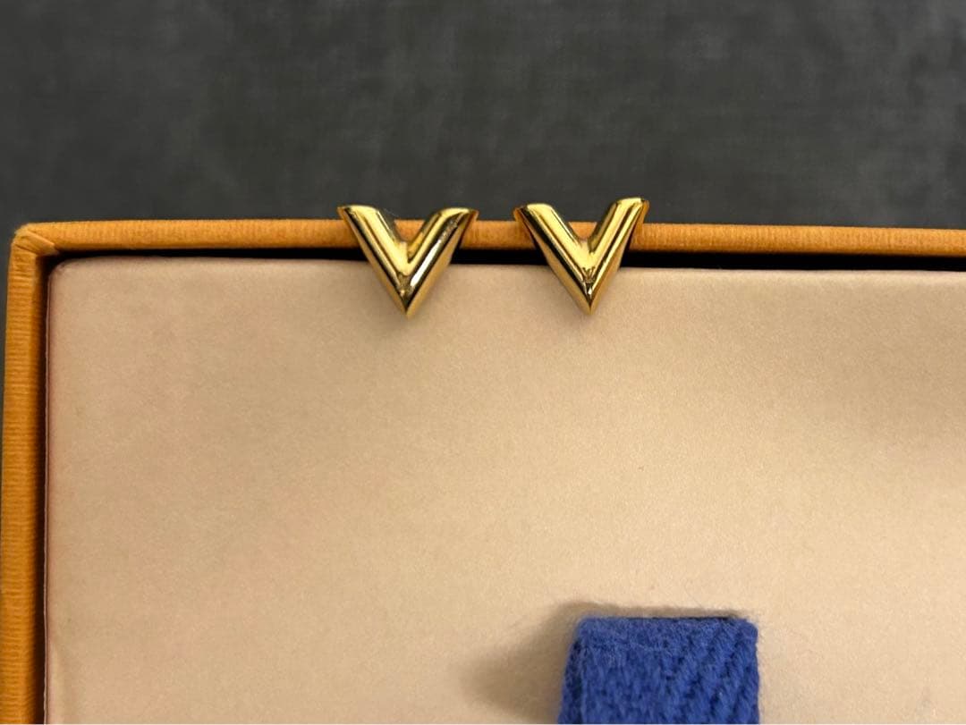 ルイヴィトン ピアス エセンシャル Louis Vuitton すぐ届く ピアス・エセンシャル V 2色 送料込み (Louis