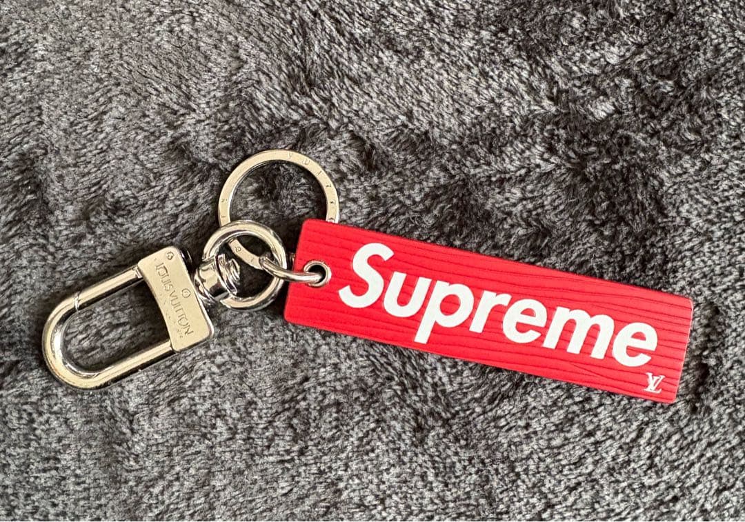 ✴︎Supreme & LVコラボ キーホルダー　美品✴︎ ルイヴィトン x シュプリーム☆ロゴエピキーチェーン (Supreme/キー