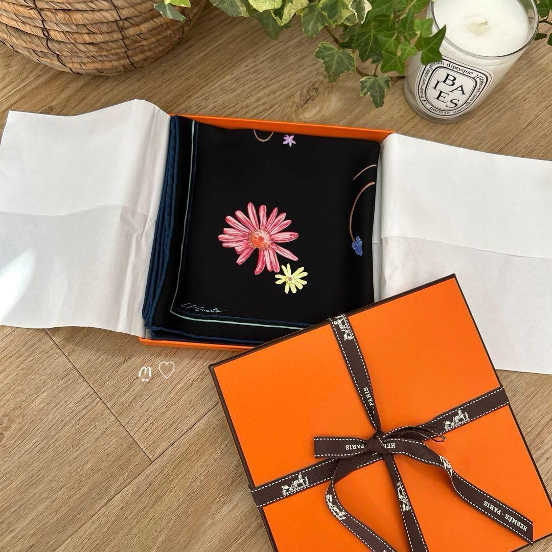 新品同様HERMESエルメス カレ70 アイライクフラワーズ シルクスカーフ