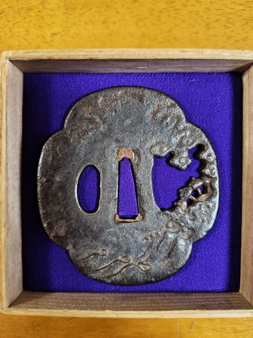 江戸初期　鉄地　透かし鍔、桐箱付 DSC_0266-640x480-1-300x225.jpg